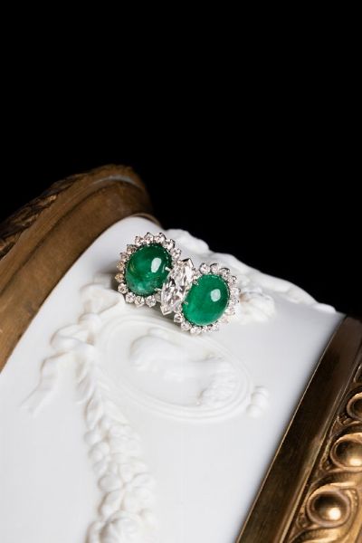 Anello in oro bianco con smeraldi, diamante e brillanti  - Asta Gioielli e Orologi - Associazione Nazionale - Case d'Asta italiane