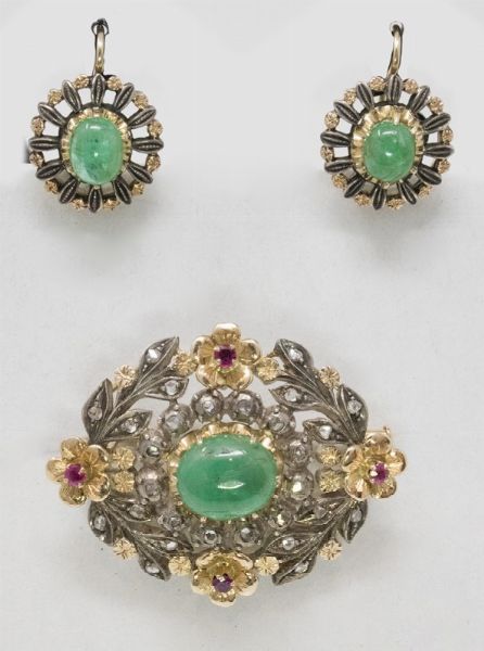 Spilla e orecchini in oro giallo e argento con smeraldi, rose di diamante e rubini  - Asta Gioielli e Orologi - Associazione Nazionale - Case d'Asta italiane