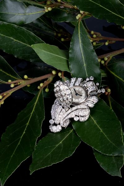 Spilla traforata a ventaglio con orologio a scomparsa in oro bianco e pav di diamanti  - Asta Gioielli e Orologi - Associazione Nazionale - Case d'Asta italiane