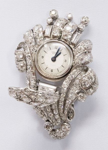 Spilla traforata a ventaglio con orologio a scomparsa in oro bianco e pav di diamanti  - Asta Gioielli e Orologi - Associazione Nazionale - Case d'Asta italiane
