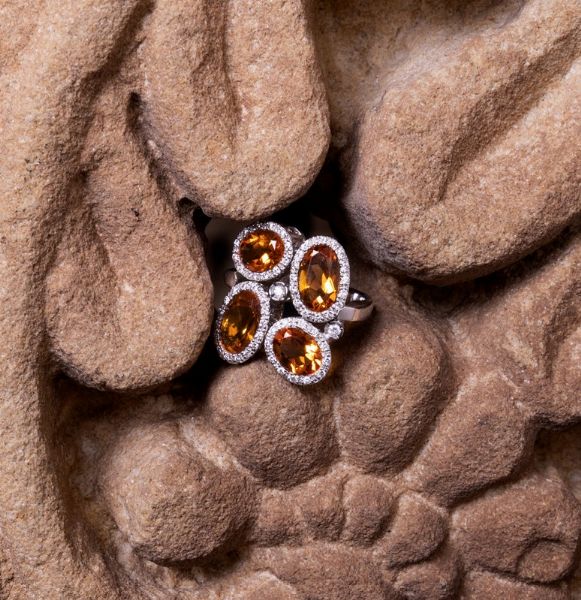 Anello in oro bianco con quattro topazi ovali e brillanti  - Asta Gioielli e Orologi - Associazione Nazionale - Case d'Asta italiane