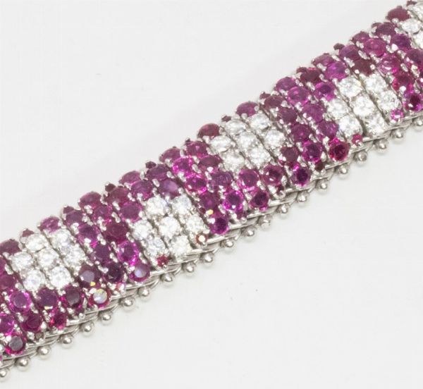 Bracciale a fascia snodata in oro bianco, con rubini e diamanti  - Asta Gioielli e Orologi - Associazione Nazionale - Case d'Asta italiane