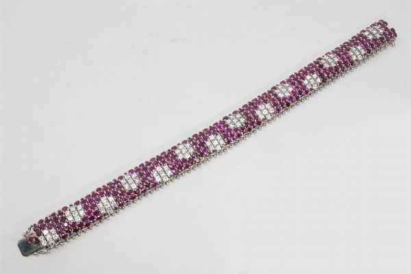 Bracciale a fascia snodata in oro bianco, con rubini e diamanti  - Asta Gioielli e Orologi - Associazione Nazionale - Case d'Asta italiane