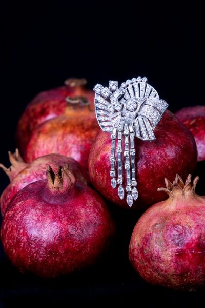 Spilla a fiocco in oro bianco e diamanti  - Asta Gioielli e Orologi - Associazione Nazionale - Case d'Asta italiane