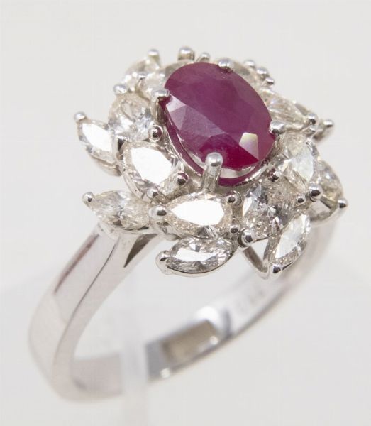 Anello a margherita in oro bianco, rubino e diamanti  - Asta Gioielli e Orologi - Associazione Nazionale - Case d'Asta italiane