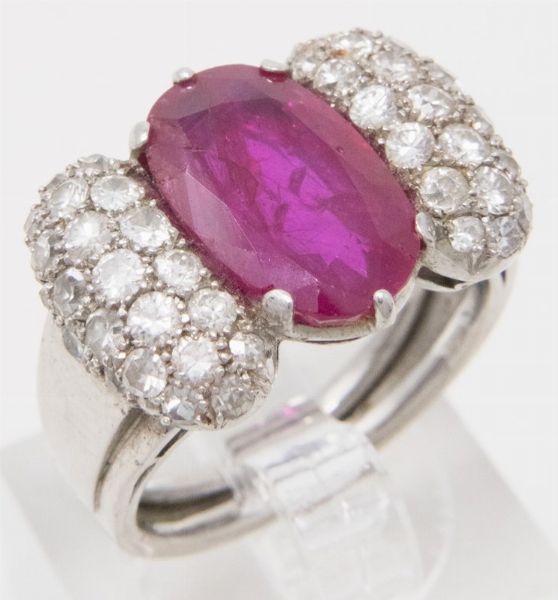 Anello in platino con rubino e brillanti  - Asta Gioielli e Orologi - Associazione Nazionale - Case d'Asta italiane