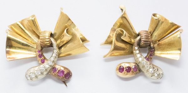 Coppia di spille a fiocco in oro giallo e bianco, con rubini e diamanti  - Asta Gioielli e Orologi - Associazione Nazionale - Case d'Asta italiane