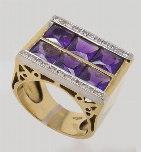 Anello in oro giallo e bianco con ametiste e brillanti  - Asta Gioielli e Orologi - Associazione Nazionale - Case d'Asta italiane