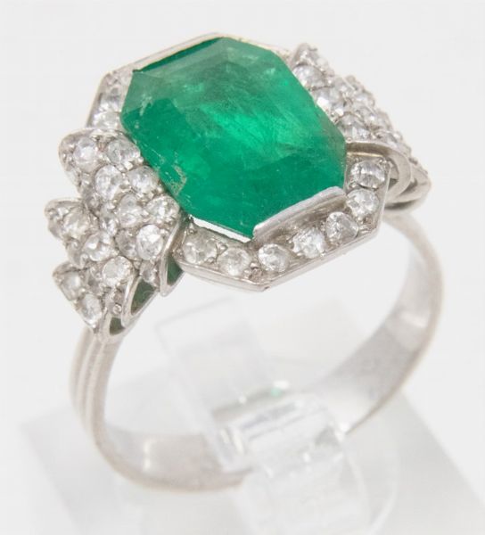Anello in platino con smeraldo Colombia e brillanti  - Asta Gioielli e Orologi - Associazione Nazionale - Case d'Asta italiane