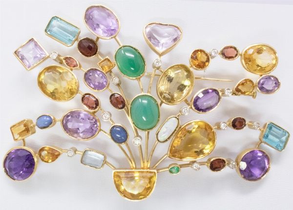 Grande spilla in oro giallo con pietre e brillanti  - Asta Gioielli e Orologi - Associazione Nazionale - Case d'Asta italiane