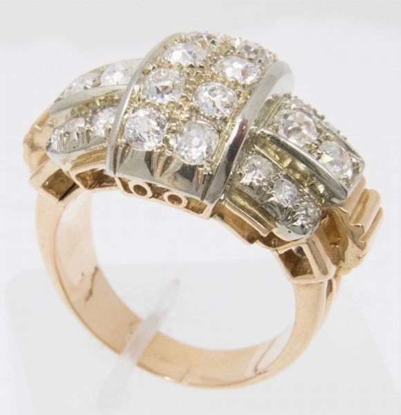 Anello a fascia bombata in oro rosso e bianco con diamanti vecchio taglio  - Asta Gioielli e Orologi - Associazione Nazionale - Case d'Asta italiane