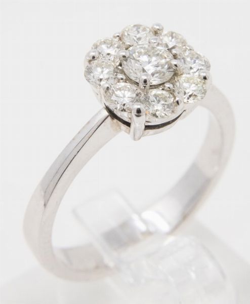 Anello a margherita in oro bianco e diamanti taglio brillante  - Asta Gioielli e Orologi - Associazione Nazionale - Case d'Asta italiane