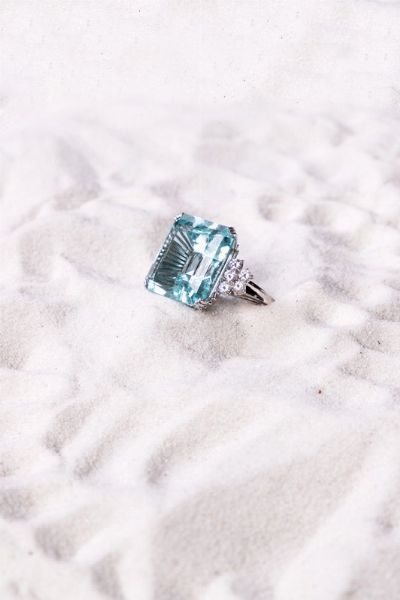 Anello in platino con acquamarina e diamanti  - Asta Gioielli e Orologi - Associazione Nazionale - Case d'Asta italiane