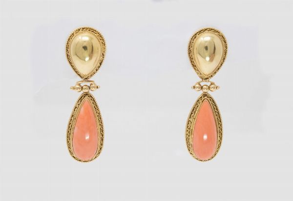 Orecchini pendenti in oro giallo e corallo  - Asta Gioielli e Orologi - Associazione Nazionale - Case d'Asta italiane