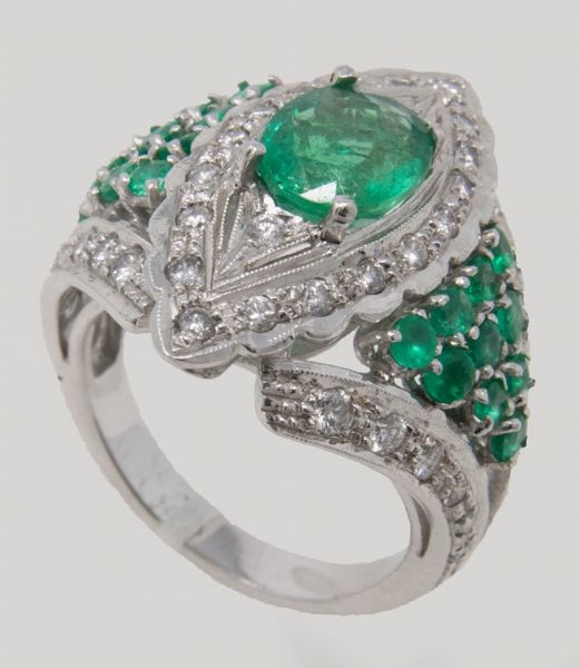 Anello in oro bianco con smeraldi e brillanti  - Asta Gioielli e Orologi - Associazione Nazionale - Case d'Asta italiane