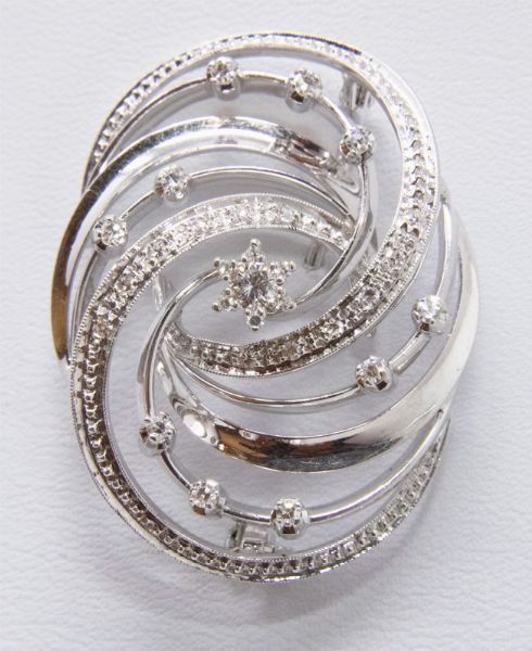 Spilla in oro bianco e brillanti  - Asta Gioielli e Orologi - Associazione Nazionale - Case d'Asta italiane