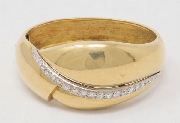 Bracciale rigido in oro giallo e diamanti  - Asta Gioielli e Orologi - Associazione Nazionale - Case d'Asta italiane