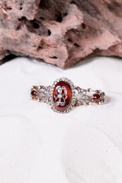 Bracciale rigido in oro giallo, argento, ambra, rose di diamante e piccoli brillanti  - Asta Gioielli e Orologi - Associazione Nazionale - Case d'Asta italiane