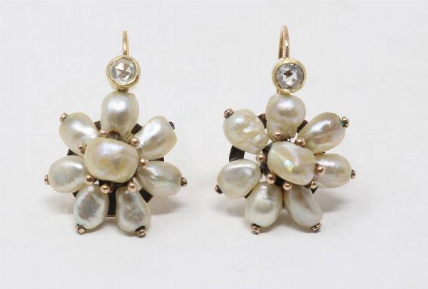 Orecchini pendenti in oro giallo, perle naturali e diamanti  - Asta Gioielli e Orologi - Associazione Nazionale - Case d'Asta italiane