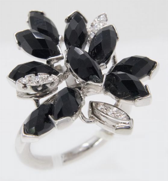 Anello a fiore in oro bianco e agata nera con piccoli brillanti  - Asta Gioielli e Orologi - Associazione Nazionale - Case d'Asta italiane