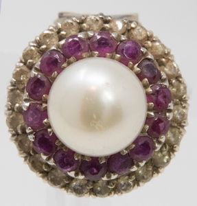 Spilla e orecchini in oro bianco con perle, rubini e brillanti  - Asta Gioielli e Orologi - Associazione Nazionale - Case d'Asta italiane