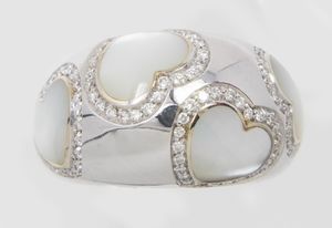 Pasquale Bruni anello a fascia bombata in oro bianco con madreperla e brillanti  - Asta Gioielli e Orologi - Associazione Nazionale - Case d'Asta italiane