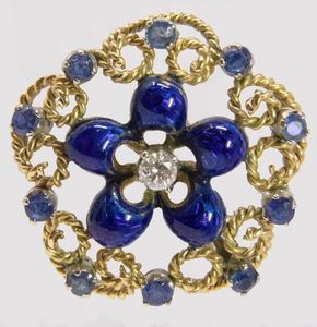 Spilla e orecchini a fiore in oro giallo e bianco, con smalti, zaffiri e brillanti  - Asta Gioielli e Orologi - Associazione Nazionale - Case d'Asta italiane