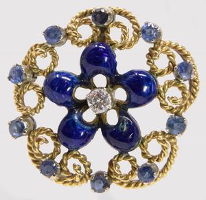 Spilla e orecchini a fiore in oro giallo e bianco, con smalti, zaffiri e brillanti  - Asta Gioielli e Orologi - Associazione Nazionale - Case d'Asta italiane