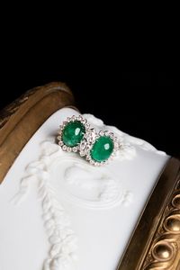 Anello in oro bianco con smeraldi, diamante e brillanti  - Asta Gioielli e Orologi - Associazione Nazionale - Case d'Asta italiane