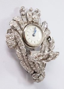 Spilla traforata a ventaglio con orologio a scomparsa in oro bianco e pav di diamanti  - Asta Gioielli e Orologi - Associazione Nazionale - Case d'Asta italiane