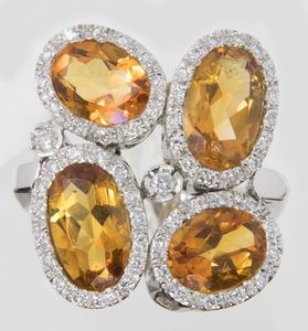 Anello in oro bianco con quattro topazi ovali e brillanti  - Asta Gioielli e Orologi - Associazione Nazionale - Case d'Asta italiane