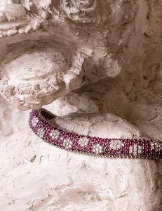 Bracciale a fascia snodata in oro bianco, con rubini e diamanti  - Asta Gioielli e Orologi - Associazione Nazionale - Case d'Asta italiane