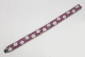 Bracciale a fascia snodata in oro bianco, con rubini e diamanti  - Asta Gioielli e Orologi - Associazione Nazionale - Case d'Asta italiane
