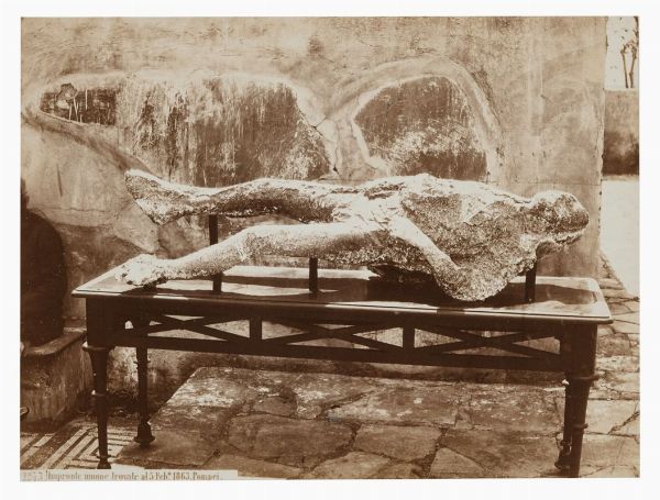 GIORGIO SOMMER : Pompei. Calco di uomo.  - Asta Fotografie storiche - Associazione Nazionale - Case d'Asta italiane