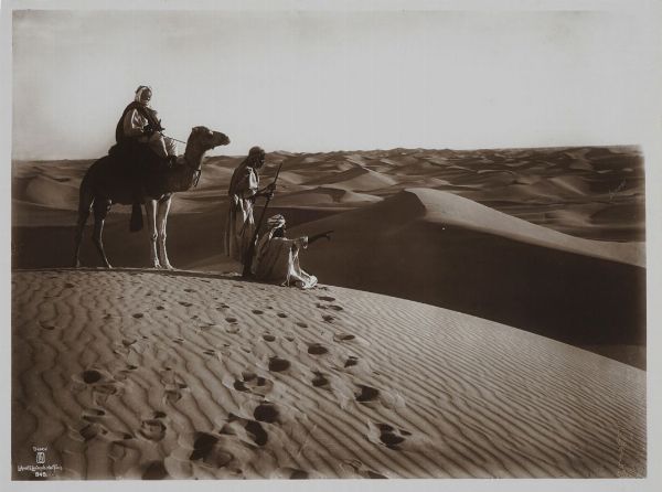 LEHNERT & LANDROCK : Veduta del deserto tunisino.  - Asta Fotografie storiche - Associazione Nazionale - Case d'Asta italiane