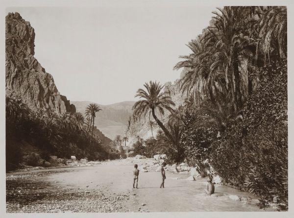 LEHNERT & LANDROCK : Tunisia. Paesaggio con bambini che si bagnano in un ruscello.  - Asta Fotografie storiche - Associazione Nazionale - Case d'Asta italiane