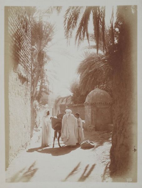 LEHNERT & LANDROCK : Tunisia. Scena di genere in un villaggio.  - Asta Fotografie storiche - Associazione Nazionale - Case d'Asta italiane