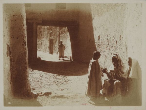 LEHNERT & LANDROCK : Tunisia. Scena di genere in un vicolo.  - Asta Fotografie storiche - Associazione Nazionale - Case d'Asta italiane