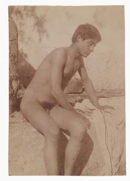 WILHELM (VON) GLOEDEN : Nudo maschile seduto.  - Asta Fotografie storiche - Associazione Nazionale - Case d'Asta italiane
