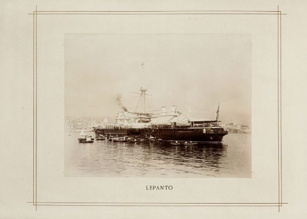 ALFRED AUGUST NOACK : Album celebrativo del IV Centenario della Scoperta dell'America, Genova 1892. Con 39 fotografie raffiguranti Navi da guerra convenute da vari Paesi e ancorate nel Porto di Genova per rendere omaggio al Re d'Italia Umberto I di Savoia.  - Asta Fotografie storiche - Associazione Nazionale - Case d'Asta italiane