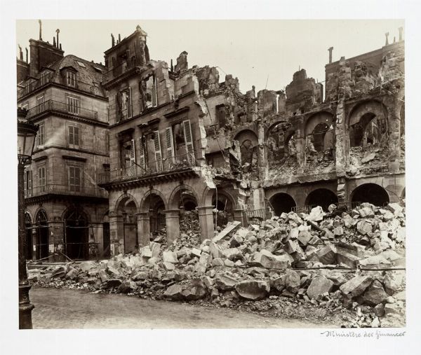 Album '1870-1871', con 89 fotografie relative alle rovine causate dall'insurrezione della Comune (Parigi 1871).  - Asta Fotografie storiche - Associazione Nazionale - Case d'Asta italiane