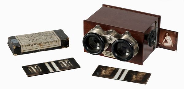 VERASCOPE RICHARD [JULES RICHARD] : Visore stereoscopico Richard con serie di 13 diapositive stereoscopiche di genere erotico.  - Asta Fotografie storiche - Associazione Nazionale - Case d'Asta italiane