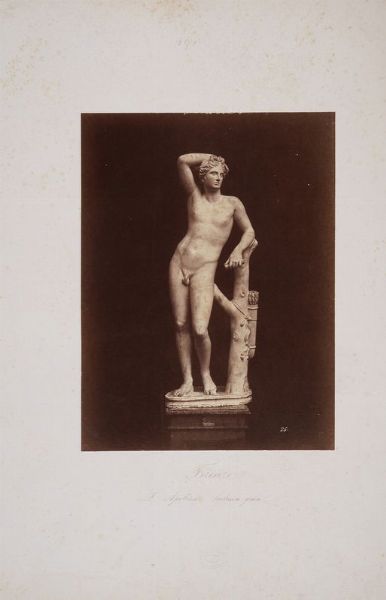 LEOPOLDO ALINARI : Firenze. L'Apollino, scultura greca nella Galleria degli Uffizi.  - Asta Fotografie storiche - Associazione Nazionale - Case d'Asta italiane
