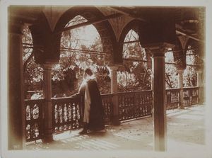 LEHNERT & LANDROCK - Tunisia. Veduta di un palazzo con costume arabo.