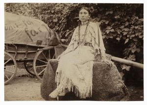 WILHELM (VON) GLOEDEN - Ritratto di un'indiana d'America (della compagnia del Wild West Show di Buffalo Bill).