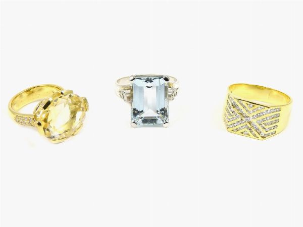 Tre anelli in oro giallo e bianco con diamanti, quarzo citrino e acquamarina  - Asta Asta 137 parte II - Gioielli - Associazione Nazionale - Case d'Asta italiane
