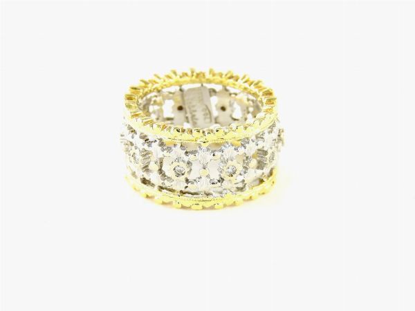 Anello a fascia in oro bianco e giallo con piccoli diamanti  - Asta Asta 137 parte II - Gioielli - Associazione Nazionale - Case d'Asta italiane