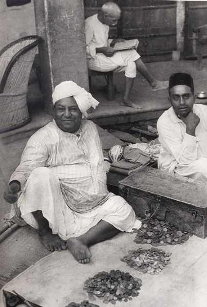 Henri Cartier-Bresson : Images  la sauvette  - Asta Libri, autografi e stampe - Associazione Nazionale - Case d'Asta italiane