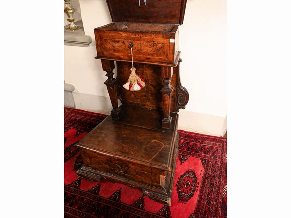 Inginocchiatoio listrato in noce e radica di noce  - Asta Arredi e Dipinti dal Castello di Gamberaia a Firenze - Associazione Nazionale - Case d'Asta italiane