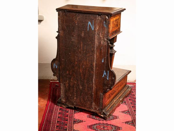 Inginocchiatoio listrato in noce e radica di noce  - Asta Arredi e Dipinti dal Castello di Gamberaia a Firenze - Associazione Nazionale - Case d'Asta italiane